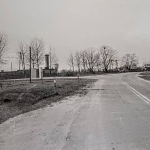 pokaż obrazek - Dorohusk Osada. Widok na skrzyżowanie ulic od granicy państwa z drogą Dorohusk - Świerże. W tle piekarnia mechaniczna.