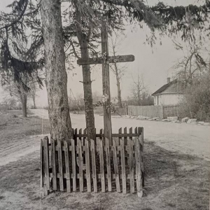 pokaż obrazek - Dorohusk Wieś . Widok na krzyż w historycznym miejscu przy południowym krańcu ,, Starej Wsi
