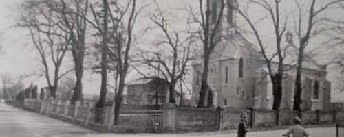 Fotografie przedstawiają zabudowę ulic Dorohuska Wsi i Dorohuska - Osady z lat osiemdziesiątych ze zbiorów  Gminna Biblioteka Publiczna w Dorohusku.