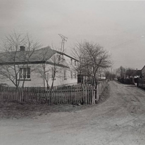 pokaż obrazek - Dorohusk Osada. Widok w kierunku dawnego folwarku, po lewej stronie fragment zabudowy na terenie dawnej ,, targowicy 