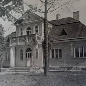 pokaż obrazek - Dorohusk Osada. Dawny dom mieszkalny dr. Roguskiego zbudowany około 1925 roku.