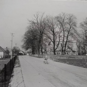 pokaż obrazek - Dorohusk Wieś. Widok od wschodu na zespół kościoła parafialnego i zabudowę przy drodze. Obecnie ulica kościelna.