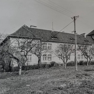 pokaż obrazek - Dorohusk Osada. Ulica Graniczna - widok na dawną strażnicę WOP, zbudowany około 1947- 1950r. W 1957 roku przekazany na Dom Dziecka, od 1990 roku swoją siedzibę ma Specjalny Ośrodek Szkolno - Wychowawczy.