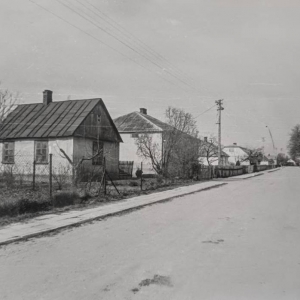 pokaż obrazek -   Dorohusk Wieś. Widok od wschodu na drogę w kierunku kościoła i zabudowę przy ulicy kościelnej.