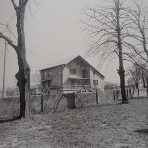 pokaż obrazek - Dorohusk Osada. Widok na współczesną plebanię obecnie przy ulicy Niepodległości.