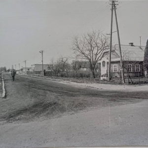 pokaż obrazek - Dorohusk Osada. Widok od wschodu na ulicę Polną. W narożu figura z początku XX wieku.