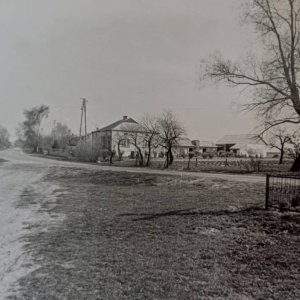 pokaż obrazek - Dorohusk Wieś. W oddali dom mieszkalny obecnie przy ulicy Jana Pawła II.
