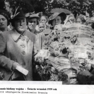 pokaż obrazek - Wręczanie bielizny wojsku - Świerze wrzesień 1939 rok. Zdjęcie udostępniła Zienkiewicz Zuzanna.