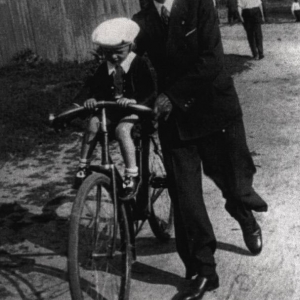 pokaż obrazek - Korzystko Zygmunt z synami. Dobryłówka 1940 rok. Zdjęcie udostępniła Sendłak Alina.