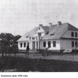pokaż obrazek - Zamieście stanowiło część kompleksu dóbr Świerże. Po wojnie w 1920 roku właścicielka Maria Orsetti sprzedała ogromną część swoich dóbr posłowi hrabiemu Adamowi Tarnowskiemu, zatrzymując sobie jedynie folwark Zamieście.