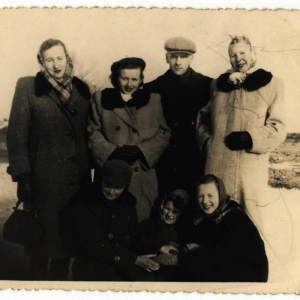 pokaż obrazek - Stoją od lewej : Janina Pieczykolan, Halina Papacz, Wiktor Pieczykolan i Katarzyna Papacz. Dzieci od lewej : Stefan Pieczykolan, Andrzej Iwańczuk i Władysława Papacz.