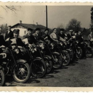 pokaż obrazek - Zlot motocyklistów w Dorohusku. Drugi od lewej Mieczysław Wojcieszuk, trzeci Bronisław Dziurian z Berdyszcz.