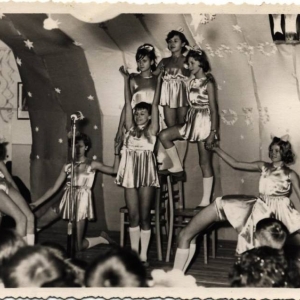 pokaż obrazek - Występ taneczny uczniów w Szkole Podstawowej w Dorohusku lata 60 -te.