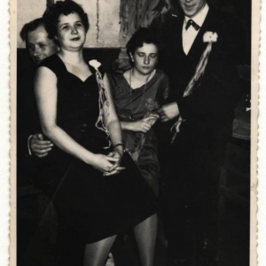 pokaż obrazek - Pałac Suchodolskich w Dorohusku lata 60-te. Na zdjęciu Wiesława Szewczuk ,Stanisław i Halina Procajło.