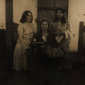 pokaż obrazek - Pierwsza od prawej Henryka Dobrzańska, w środku krawcowa wyznania mojżeszowego z Dorohuska.