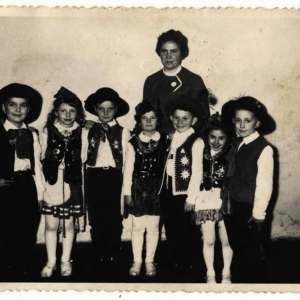 pokaż obrazek - 1972 rok. Od lewej : Jerzy Czebiera, Jadwiga Bąk, Stanisław Garbacki, E. Modzelewska, J. Kołtuniuk, T. Wolik, J. Masełko. Nauczyciel - Pani Danuta Oborska.