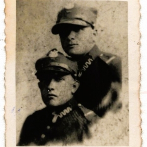 pokaż obrazek - Z prawej Wiktor Pieczykolan. Szkoła Podoficerska w Równe.