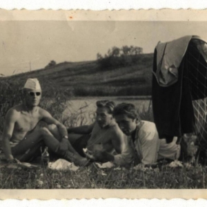 pokaż obrazek - Lata 50-te. Nad jeziorem w Berdyszczach . Pierwszy z lewej Stanisław Kapelan.