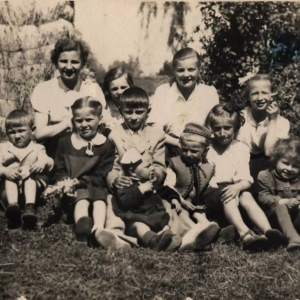 pokaż obrazek - Lata 50 - te , dzieci z Kolonii Okopy (Zabłocia).