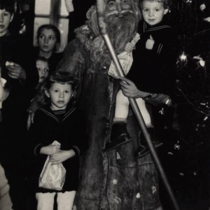 pokaż obrazek - Jadzia i Basia Bąk w świetlicy kolejarzy 1960 rok.