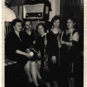 pokaż obrazek - Początek Lat 60-tych- sylwester w Pałacu Suchodolskich. Od prawej: Danuta Hawryluk, Czesława Bąk, Pani Niechaj, Janina Pieczykolan i Władysława Kozaczuk.