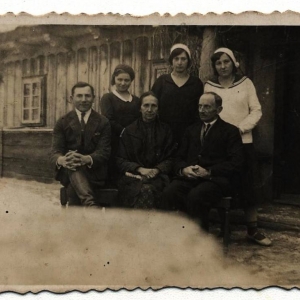 pokaż obrazek - Lata 20 -te. Od prawej siedzą :Stanisław Morawski, Antonina Kozaczuk i Piotr Troć. Od prawej stoją : Anna Dobrzańska, Bronisława Troć i Zofia Kozaczuk.