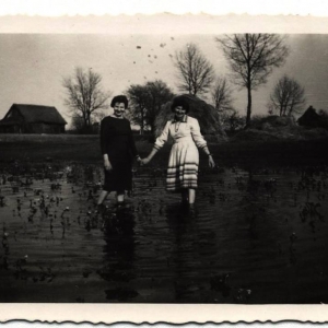 pokaż obrazek - Rozlewisko z kaczeńcami: od lewej Czesława Bąk i Maria Buszko.