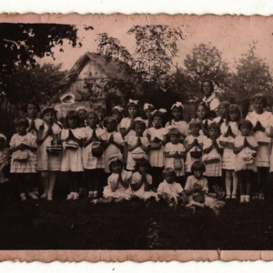 pokaż obrazek - Dorohusk - 1938 rok. Ksiądz Franciszek Supryn i Pani Janina -opiekunka dziewczynek.