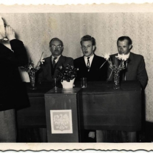 pokaż obrazek - Wybory w 1950 roku, przy urnie położna Pani Knorr . Od prawej siedzą : Władysław Bąk i Stanisław Kapelan.