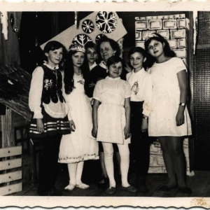 pokaż obrazek - Występy uczniów w Szkole Podstawowej w Dorohusku lata 60 -te. W środku Nauczycielka Pani Gałuszewska.