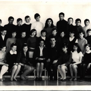 pokaż obrazek - Klasa VIII - nauczyciel Pani Irena Wojcieszuk i Kierownik Szkoły Pan Nakonieczny. Dorohusk -1969/1970.