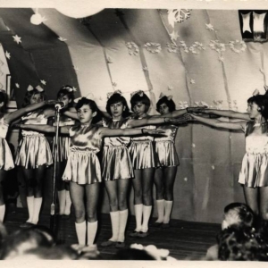 pokaż obrazek - Występ taneczny uczniów w Szkole Podstawowej w Dorohusku lata 60 -te.