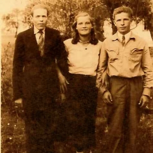 pokaż obrazek - Mieszkańcy Rozkoszy, fotografia z lat 1930-1940. Po lewej stronie tej fotografii stoi Rajnold Wolf ( szewc z Rozkoszy ) po prawej Władysław Pedo.