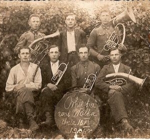 pokaż obrazek - Fotografia przedstawia osoby z Rozkoszy i Ludwinowa, przed 1939 rokiem. U góry po lewej stronie mężczyzna to Leon Woźniak z Rozkoszy (cieśla).Fotografia pochodzi ze zbiorów rodzinnych Pni Elżbiety Chomik pochodzącej z Rozkoszy .