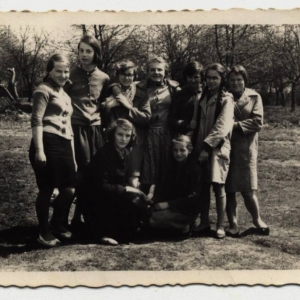 pokaż obrazek - Rok 1964 - II od lewej Dziedzicka Danuta, od lewej w kucykach Barbara Panfil z domu Kościuk, trzecia od lewej Halina Szpetko.