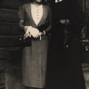 pokaż obrazek - Rok 1939-1942- od lewej Eufrozyna Pióro i Helena Janicka.