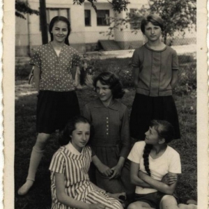 pokaż obrazek - Od lewej Koniuszewska Zofia i Krystyna Łaska, pośrodku Barbara Panfil z domu Kościuk, siedzą Ewa Czubkowska i Mieczysława Chwyć.