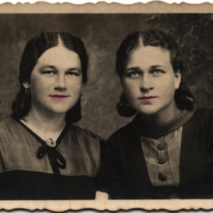 pokaż obrazek - Na pamiątkę miłemu Romkowi - Seniukówna Alina i Janicka Helena.