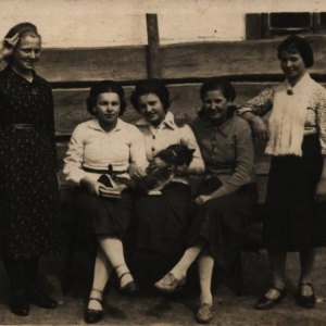 pokaż obrazek - Marianna Kozaczuk z domu Kościuk z kotem - rok 1942.