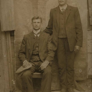 pokaż obrazek - Z lewej siedzi Kazimierz Kościuk ojciec Romualda Kościuka - przed wojną 1919 roku