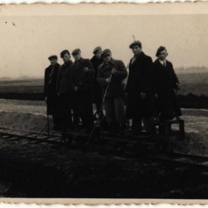 pokaż obrazek - Rok 1941 - na torach w Wólce Okopskiej - Walczuk Stanisław, Jaszczuk Jan, Wójcicki Jan, Zarzycki Zygmunt, Gałecki Alfons.