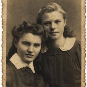 pokaż obrazek - Z lewej Kozaczuk ( Kościuk) Marianna i Fajks Emilia ( Kozaczuk)- rok 1940.