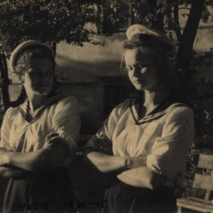 pokaż obrazek - Na pamiątkę kochanemu Braciszkowi Romualdowi Kościukowi - Zuzia po prawej -rok 1945.