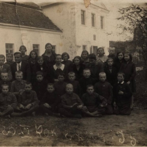 pokaż obrazek - Przed Pałacem Suchodolskich - 1934 rok.