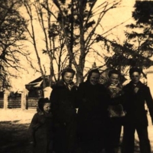 pokaż obrazek - Okres międzywojenny- od lewej Alina Kościuk, Irena Wojcieszuk, Zuzia Kościuk i Gałecki.