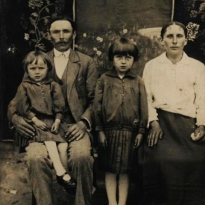 pokaż obrazek - Dyczko Piotr i Barbara z córkami Janiną i Bronisławą.