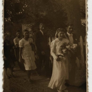 pokaż obrazek - Fotografia ślubna. W pierwszej parze za młodymi Leokadia Drzewicka z bratem Stefanem Papaczem.