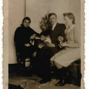 pokaż obrazek - Leokadia Papacz z mężem Wacławem i Heleną Swoboda.