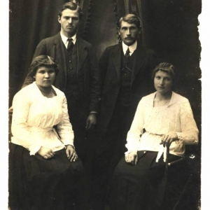 pokaż obrazek - Od lewej : Stefan Patajewicz z siostrą Zofią Swoboda z domu Patajewicz . Po prawej Jan Papacz z żoną Marią Papacz z domu Patajewicz 1914 rok.