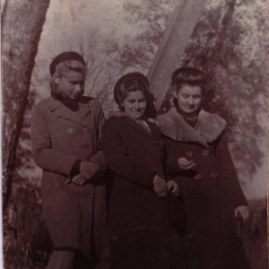 pokaż obrazek - Od lewej Leokadia Drzewicka z domu Papacz - mama Aliny Matuszyńskiej , Marianna Koniuszewska i Janina Skorupska.